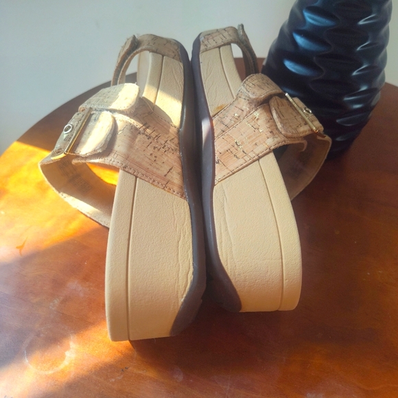 Vionic Pacific Rio wedge 3-strap sandal in cork/gold - Picture 4 of 6